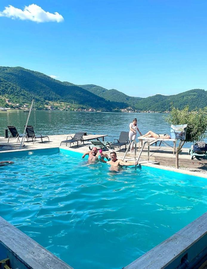 Casa Beasarah. Villa Dubova Buitenkant foto